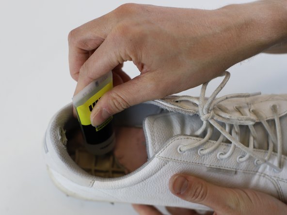 How to Repair a Hole in a Shoe Sole, Prepare the grid with glue: crwdns2935265:06crwdnd2935265:02crwdnd2935265:03crwdne2935265:0