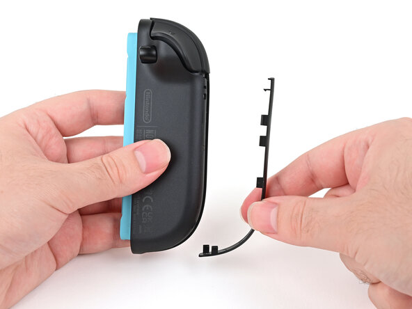 Joy-Con 2 (Left) Battery Replacement, Install the plastic strip: crwdns2935265:024crwdnd2935265:01crwdnd2935265:03crwdne2935265:0