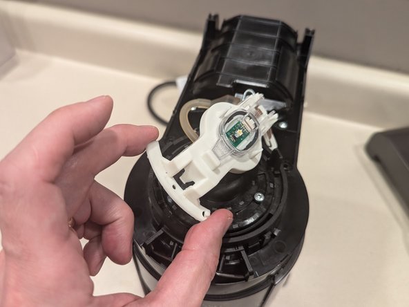 Nespresso Vertuo Evoluo Bearing Replacement, Remove white button bracket: crwdns2935265:07crwdnd2935265:02crwdnd2935265:03crwdne2935265:0