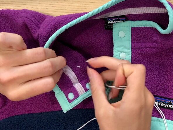 Blanket Stitch on a Patch, Start the stitch: crwdns2935265:04crwdnd2935265:03crwdnd2935265:03crwdne2935265:0