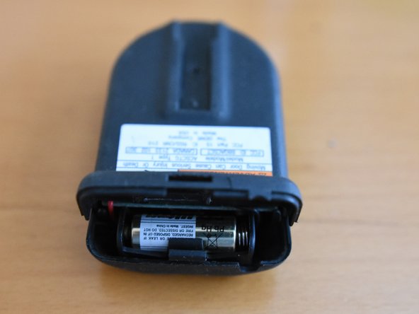 How to fix Genie Intellicode Garage Remote Control battery issues, Test fit: passo 6, immagine 2 di 2