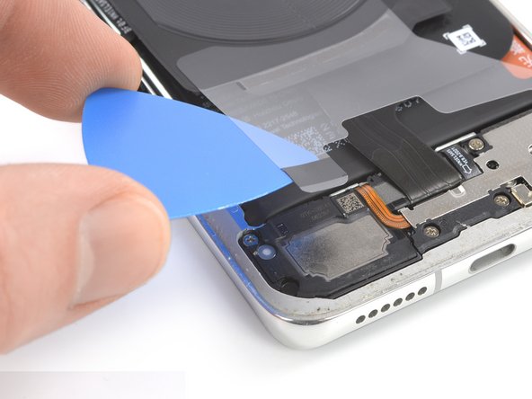 Huawei P40 Pro Screen Replacement, Peel off the protective foil: step 10, image 3 of 3