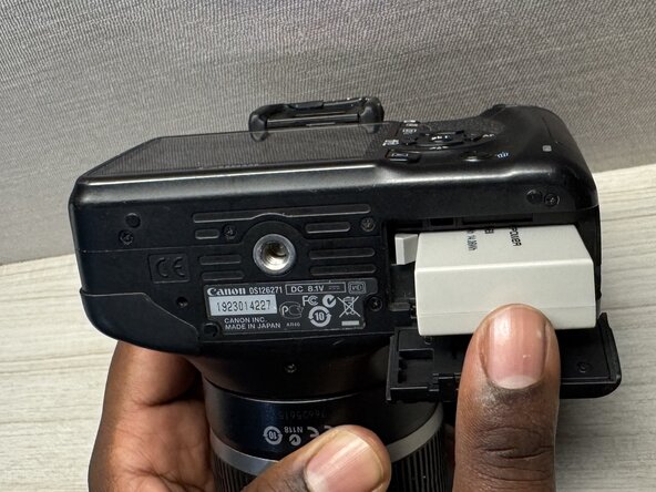 Canon EOS Rebel T2i Battery Replacement: step 5, image 2 of 3
