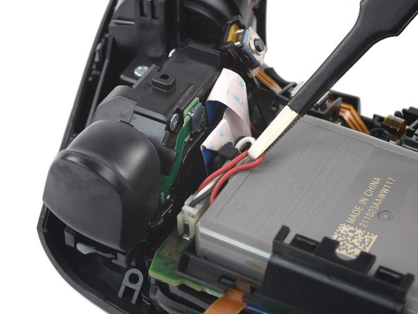 Scuf Reflex Battery Replacement, Free the battery connector cables: crwdns2935265:018crwdnd2935265:02crwdnd2935265:03crwdne2935265:0