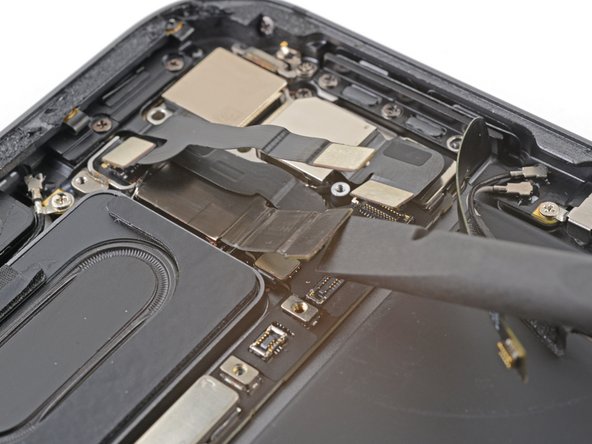 iPad Pro 11" 3rd Gen Battery Replacement, Disconnect the LiDAR sensor cable: crwdns2935265:059crwdnd2935265:02crwdnd2935265:03crwdne2935265:0