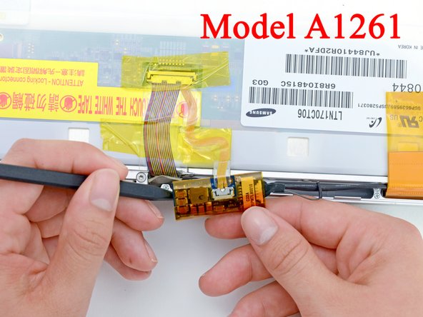 MacBook Pro 17" Models A1151 A1212 A1229 and A1261 Antenna Cover Replacement: crwdns2935265:022crwdnd2935265:03crwdnd2935265:03crwdne2935265:0