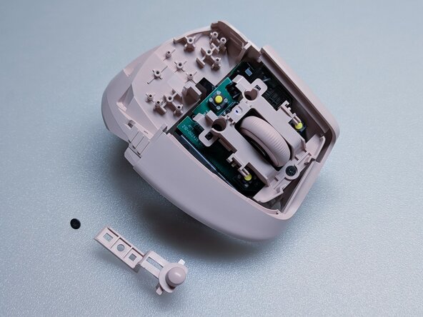 Logitech Lift Teardown, Removing DPI Button: crwdns2935265:014crwdnd2935265:03crwdnd2935265:03crwdne2935265:0