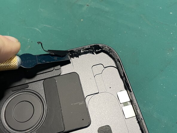 iPad Pro M4 13" Screen Replacement, Remove LCD Plate & Clean Frame: passo 5, immagine 3 di 3