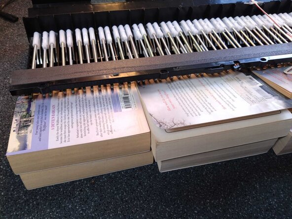 Yamaha CLP-645 - Cleaning Note Key Contacts, Prepare Keyboard Assembly: passo 6, immagine 3 di 3