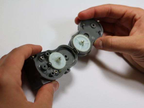 iRobot Roomba 880 Side Brush Motor Replacement: crwdns2935265:08crwdnd2935265:03crwdnd2935265:03crwdne2935265:0