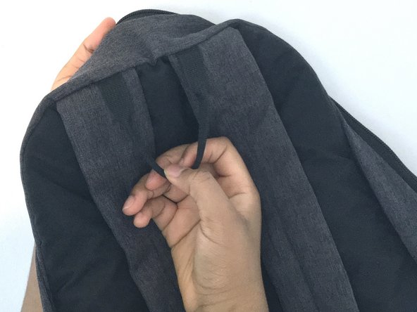 How to Reattach a Backpack Grab Handle: crwdns2935265:07crwdnd2935265:02crwdnd2935265:03crwdne2935265:0