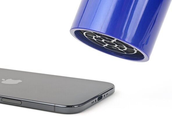 iPhone Air Back Glass Replacement, Heat the bottom edge: crwdns2935265:05crwdnd2935265:02crwdnd2935265:02crwdne2935265:0