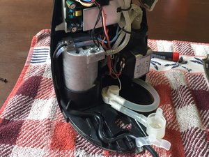 Reparar una fuga de agua en una Dolce Gusto Genio