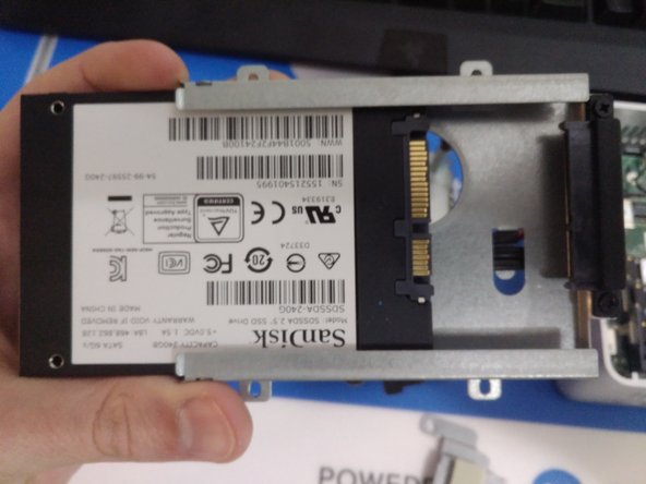 Desmontaje de Intel NUC5i7RYH, Desmontaje del soporte HDD: crwdns2935265:03crwdnd2935265:02crwdnd2935265:03crwdne2935265:0