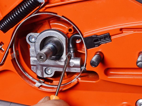 Echo Chain Saw CS590 2019 Oil System Replacement, Disconnect the oiler assembly: crwdns2935265:031crwdnd2935265:02crwdnd2935265:03crwdne2935265:0