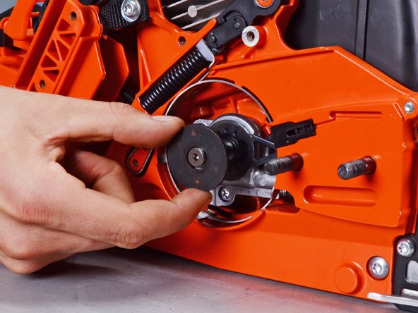 Echo Chain Saw CS590 2019 Oil System Replacement, Remove the clutch plate: crwdns2935265:028crwdnd2935265:02crwdnd2935265:03crwdne2935265:0