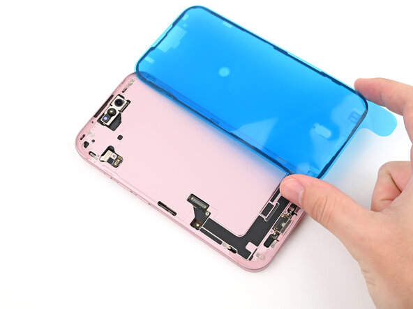 iPhone 15 Screen Replacement, Orient the adhesive: 步骤 42 中的图像 1，3