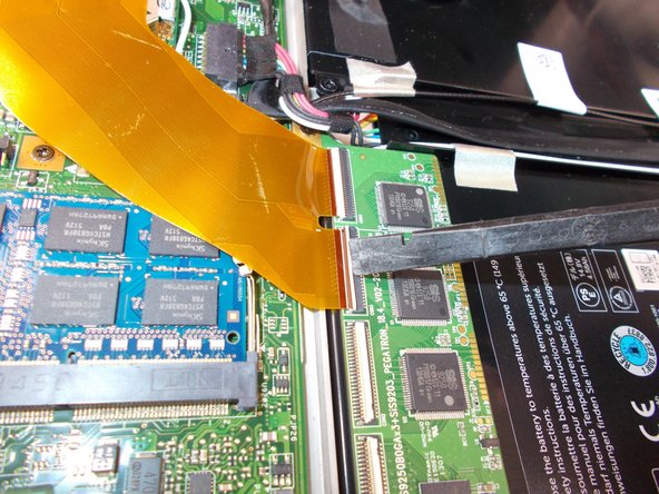 Dell XPS 18 RAM Upgrade, Secure the plastic shield and the touch screen cables: crwdns2935265:09crwdnd2935265:02crwdnd2935265:02crwdne2935265:0