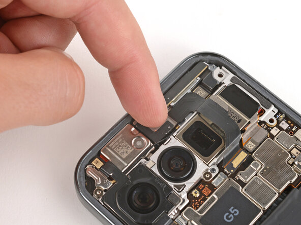 Google Pixel 10 Pro 5G mmWave Antenna Replacement, Put the front camera into its recess: crwdns2935265:032crwdnd2935265:03crwdnd2935265:03crwdne2935265:0