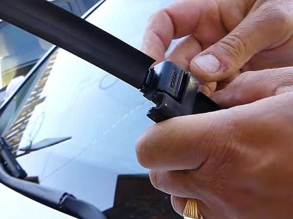 2012 BMW 3 Series Windshield Wiper Replacement: crwdns2935265:05crwdnd2935265:02crwdnd2935265:02crwdne2935265:0