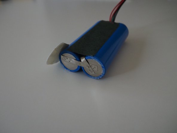 Cycliq Fly 12 Battery Replacement, Separate the batteries: crwdns2935265:05crwdnd2935265:02crwdnd2935265:02crwdne2935265:0