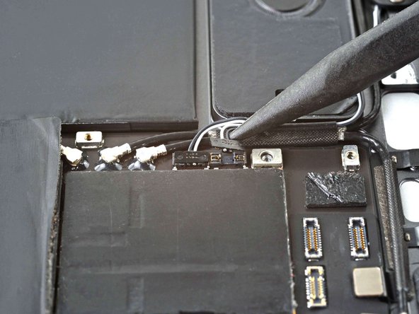 iPad Pro 11" 2nd Gen Logic Board Replacement, Disconnect the top left speaker: crwdns2935265:057crwdnd2935265:02crwdnd2935265:03crwdne2935265:0