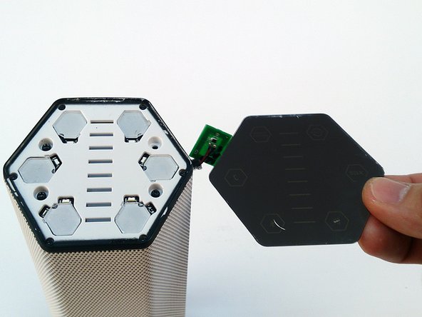 Sound BlasterAxx AXX 200 Teardown, Removing touch panel: crwdns2935265:015crwdnd2935265:02crwdnd2935265:02crwdne2935265:0