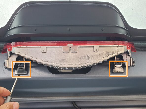 2006 Toyota Matrix Center Brake Light Bulb Replacement: crwdns2935265:02crwdnd2935265:03crwdnd2935265:03crwdne2935265:0