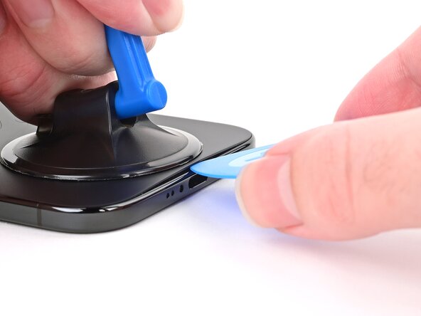 iPhone Air Back Glass Replacement, Insert an opening pick: crwdns2935265:06crwdnd2935265:03crwdnd2935265:03crwdne2935265:0