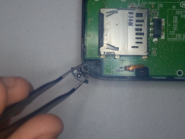 Nintendo 3DS XL Hinge/Midframe Replacement: 手順 13、 2の画像 2