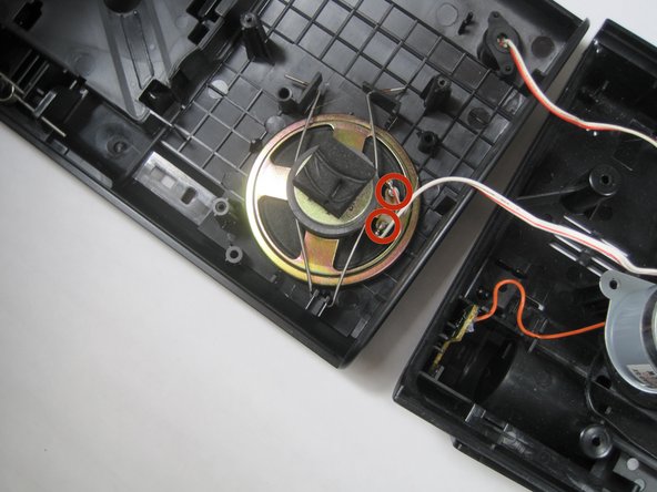 Sony TCM-919 Cassette-Corder Speaker Replacement, Desolder Speaker Wires: crwdns2935265:03crwdnd2935265:02crwdnd2935265:02crwdne2935265:0