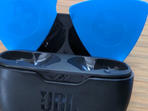 JBL Wave Beam Case Disassembly, Insert a plastic pick: crwdns2935265:02crwdnd2935265:02crwdnd2935265:02crwdne2935265:0