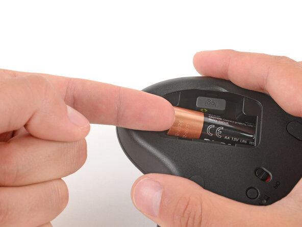 Logitech Ergo M575S Battery Replacement, Remove the battery: crwdns2935265:03crwdnd2935265:02crwdnd2935265:03crwdne2935265:0