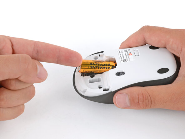 Logitech M310 Battery Replacement, Remove the battery: crwdns2935265:03crwdnd2935265:02crwdnd2935265:03crwdne2935265:0