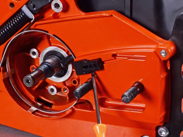 Echo Chain Saw CS590 2019 Oil System Replacement, Remove the oil outlet port: crwdns2935265:036crwdnd2935265:02crwdnd2935265:03crwdne2935265:0