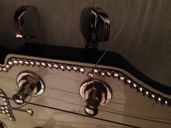 Esteban Crystal Heart Strings Replacement, Inserting the new string in the head: crwdns2935265:04crwdnd2935265:02crwdnd2935265:03crwdne2935265:0