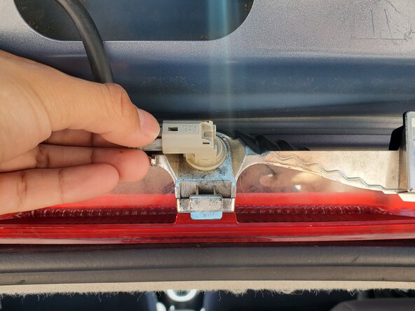 2006 Toyota Matrix Center Brake Light Bulb Replacement: crwdns2935265:03crwdnd2935265:02crwdnd2935265:03crwdne2935265:0