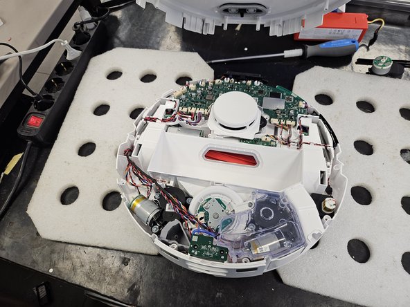 Roborock Q Revo: Laser Distance Sensor Replacement, Open it up!: crwdns2935265:08crwdnd2935265:03crwdnd2935265:03crwdne2935265:0