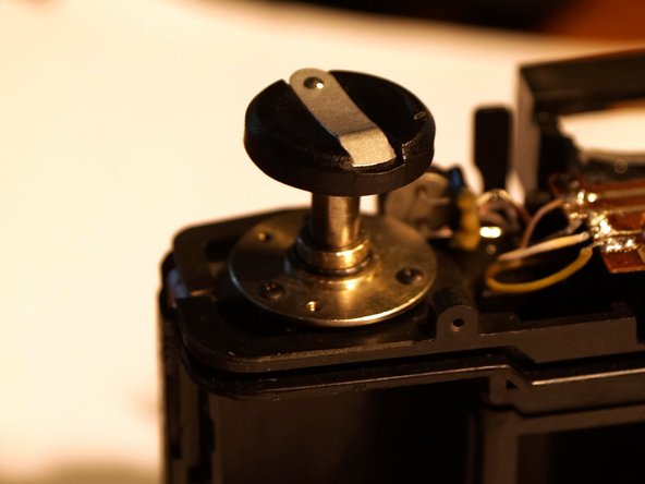 Lomo LC-A: blockierte Blende / offenen Verschluss reparieren, Filmfach öffnen: Schritt 5, Bild 1 von 2