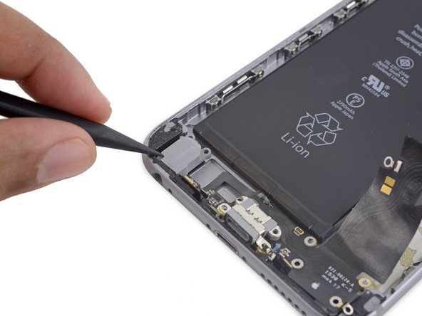 iPhone 6s Plus Lightning 接口和耳机插口: 步骤 67 中的图像 1，2