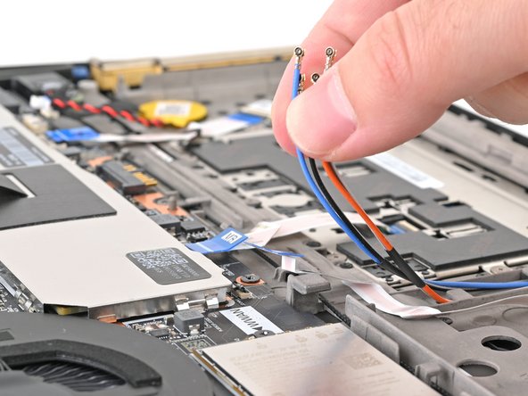 Lenovo ThinkPad T16 Gen 3 Motherboard Replacement, Free the antenna cables: stap 0, afbeelding 3 van 3