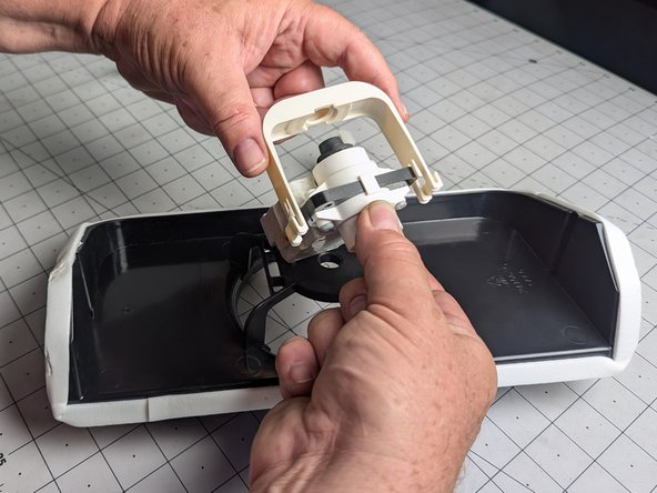 Frigidaire Side-By-Side Refrigerator Evaporator Fan Replacement, Remove motor from motor bracket: 24 단계, 이미지 3개 중 2개