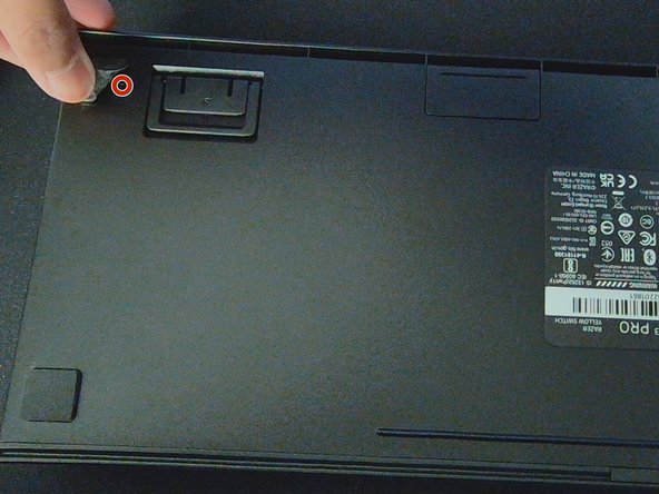 Razer BlackWidow V3 Pro Top Housing Replacement, Peeling the Rubber Feet: crwdns2935265:03crwdnd2935265:02crwdnd2935265:02crwdne2935265:0