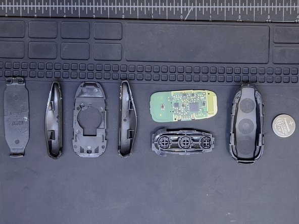 Tesla Model 3 Key Fob Teardown, That's an un-wrap!: crwdns2935265:06crwdnd2935265:02crwdnd2935265:03crwdne2935265:0