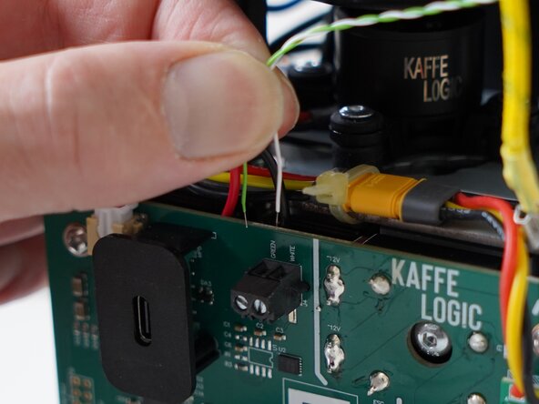 Kaffelogic Nano 7/LINK (D-P Serial) Thermocouple Replacement, Disconnect the thermocouple: crwdns2935265:06crwdnd2935265:03crwdnd2935265:03crwdne2935265:0