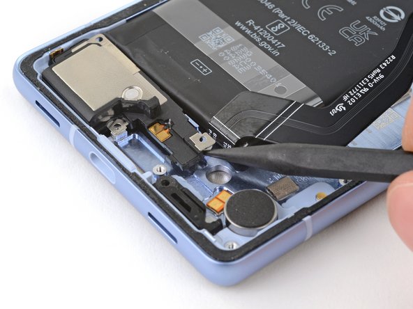 Google Pixel 7a Loudspeaker Replacement, Pry up the loudspeaker: passo 51, immagine 2 di 2