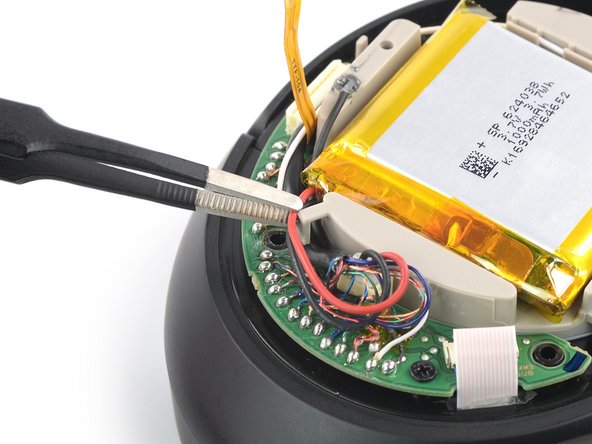 Sony WH-1000XM3 Battery Replacement, Free the battery cables: crwdns2935265:011crwdnd2935265:02crwdnd2935265:02crwdne2935265:0