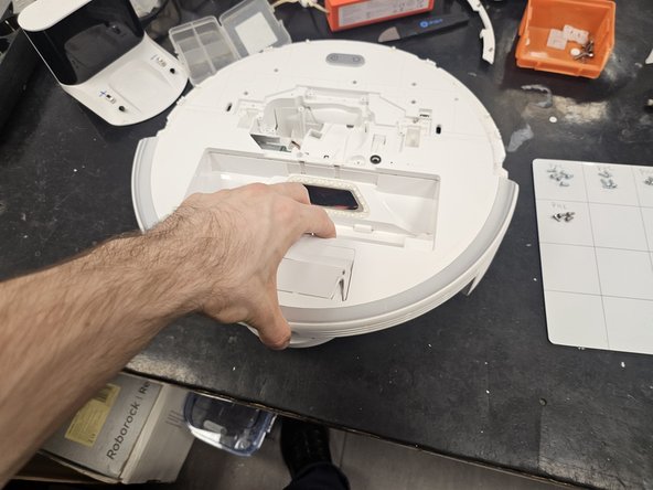 Roborock S5 Max: Motherboard Replacement, Take the chassis apart.: crwdns2935265:09crwdnd2935265:02crwdnd2935265:03crwdne2935265:0