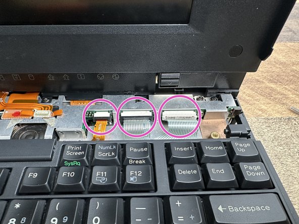 IBM ThinkPad 360P/PE Disassembly, Remove the Keyboard (contd.): 4 단계, 이미지 2개 중 2개