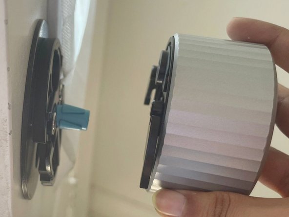 How to Replace a Manual Door Lock With An August (4th Gen.) Smart Lock: 步骤 7 中的图像 1，3